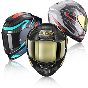 Tres cascos deportivos de moto en negro con detalles de colores y visera tintada.